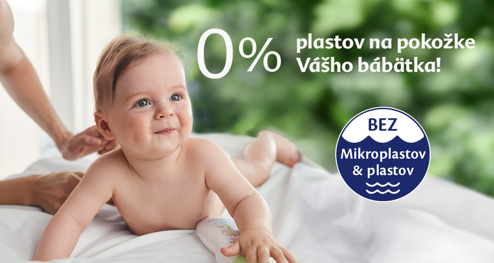 Dieťa leží na bielej posteli, ruka sa k nemu načahuje a v pravom hornom rohu je modré kruhové logo s textom.