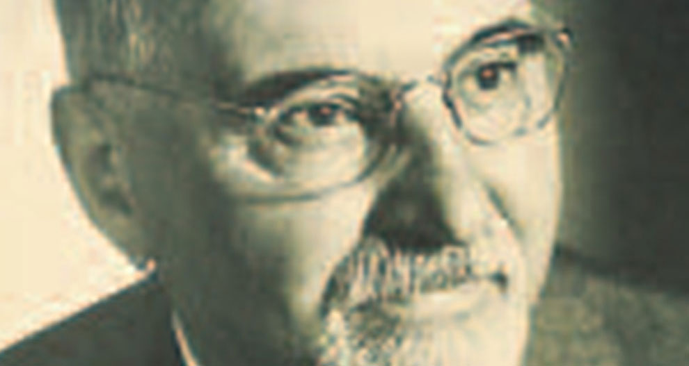 Detailný záber na mužskú tvár s očami, nosom a ústami, s bradou a fúzmi, s okuliarmi.